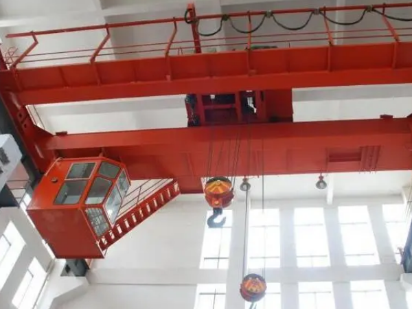 雙梁行車變頻器控制中如何實(shí)現(xiàn)行車的正反轉(zhuǎn)、升降、行走等基本操作？